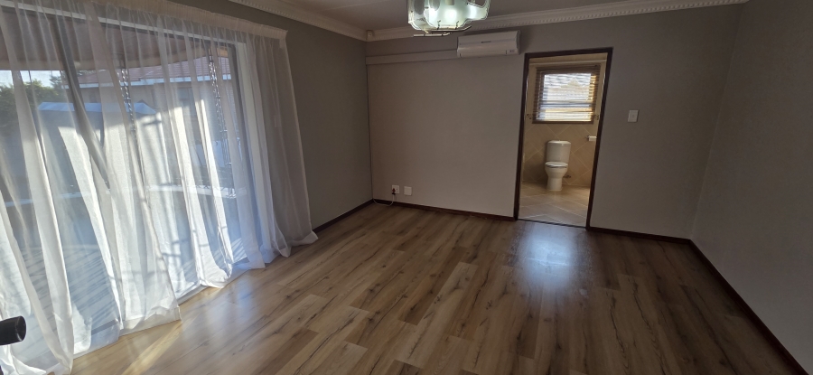 5 Bedroom Property for Sale in Roylglen Gardens Northern Cape
